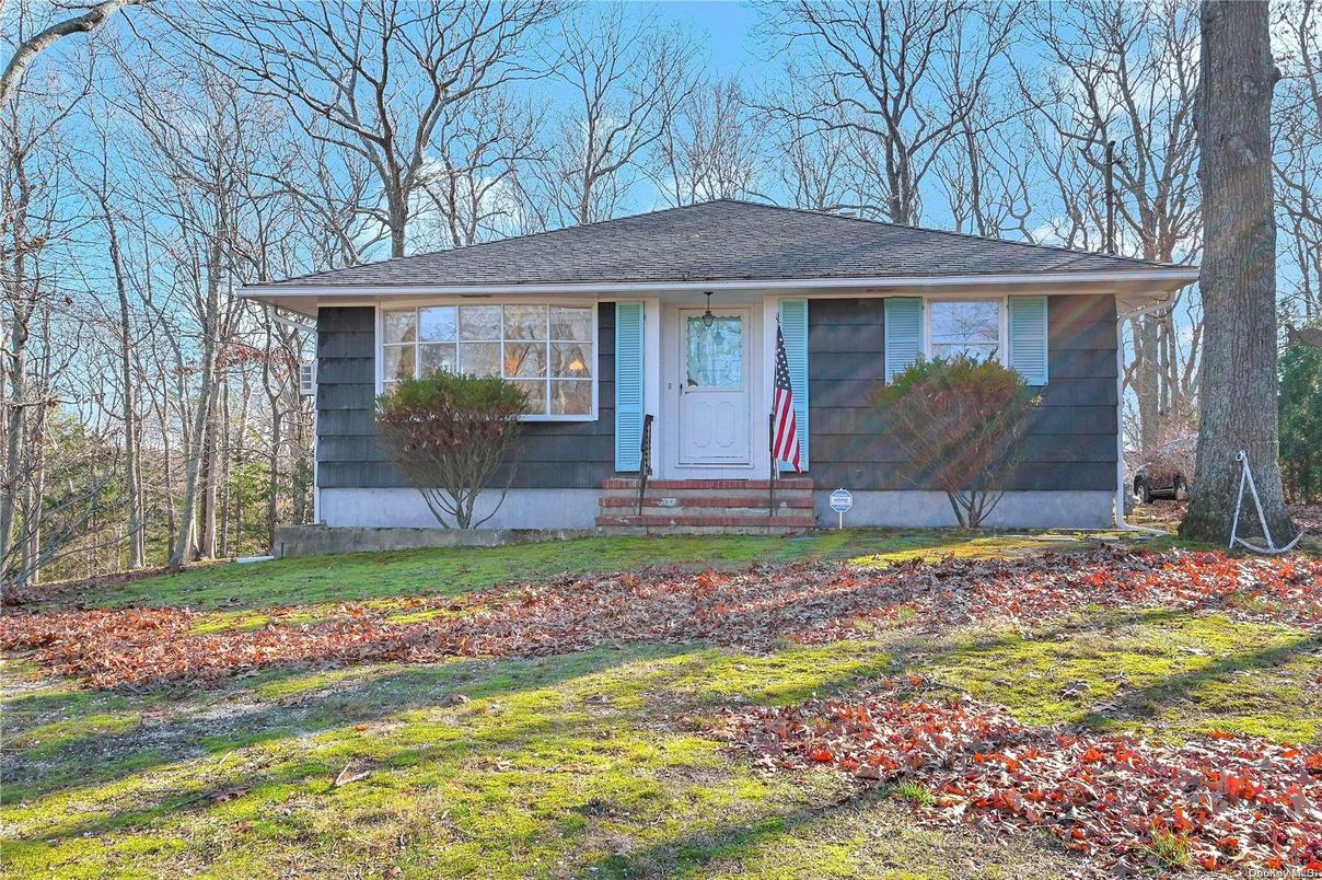 Exterior, Facade, Ranch