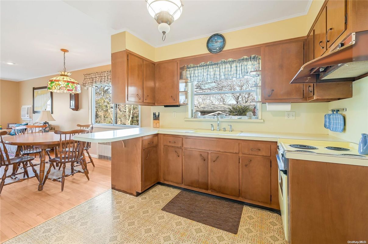 Dining room, Interior, Kitchen, Pendant Lights, Recessed Lighting, Wood Texture Flooring