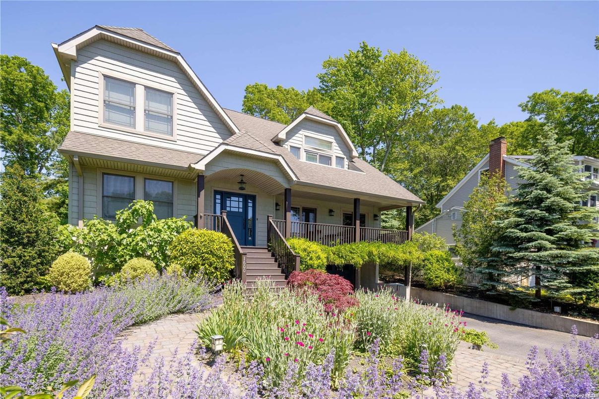 Exterior, Facade, Queen Anne Victorian