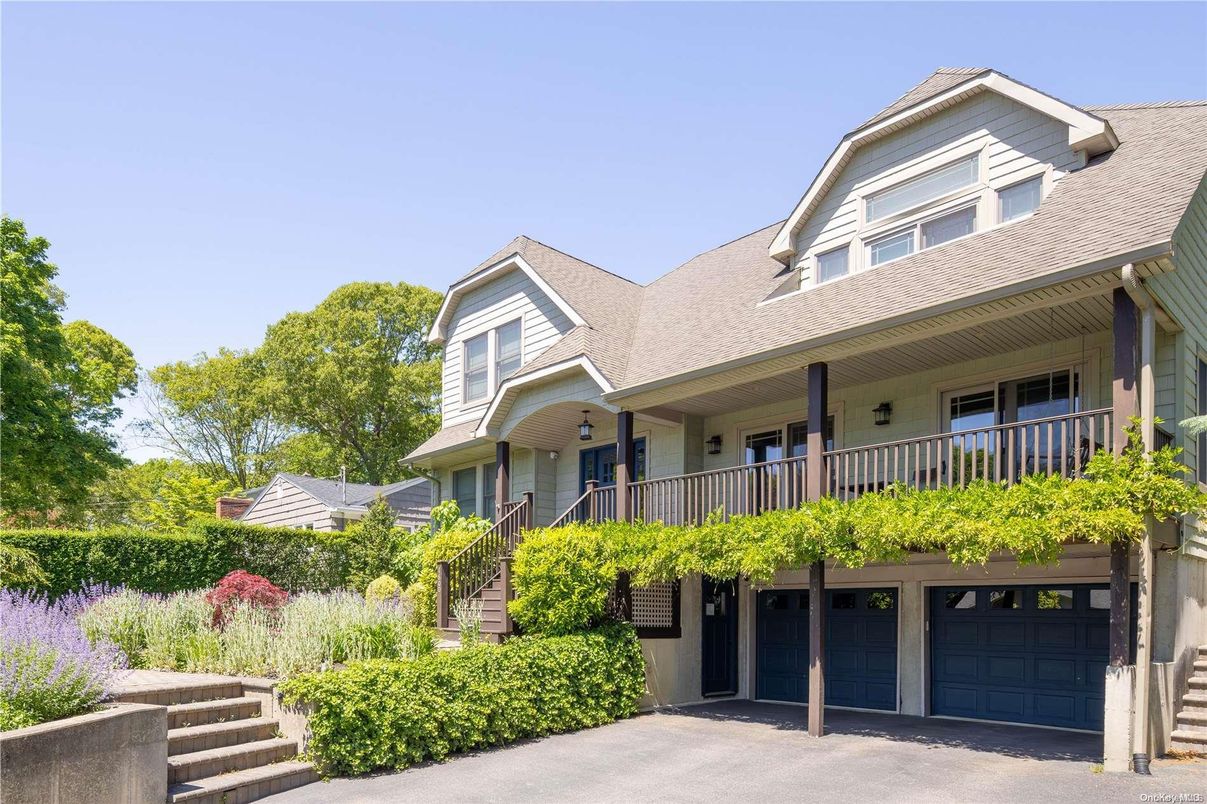 Attached, Exterior, Facade, Queen Anne Victorian