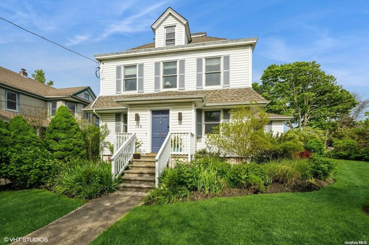 Exterior, Facade, American Foursquare