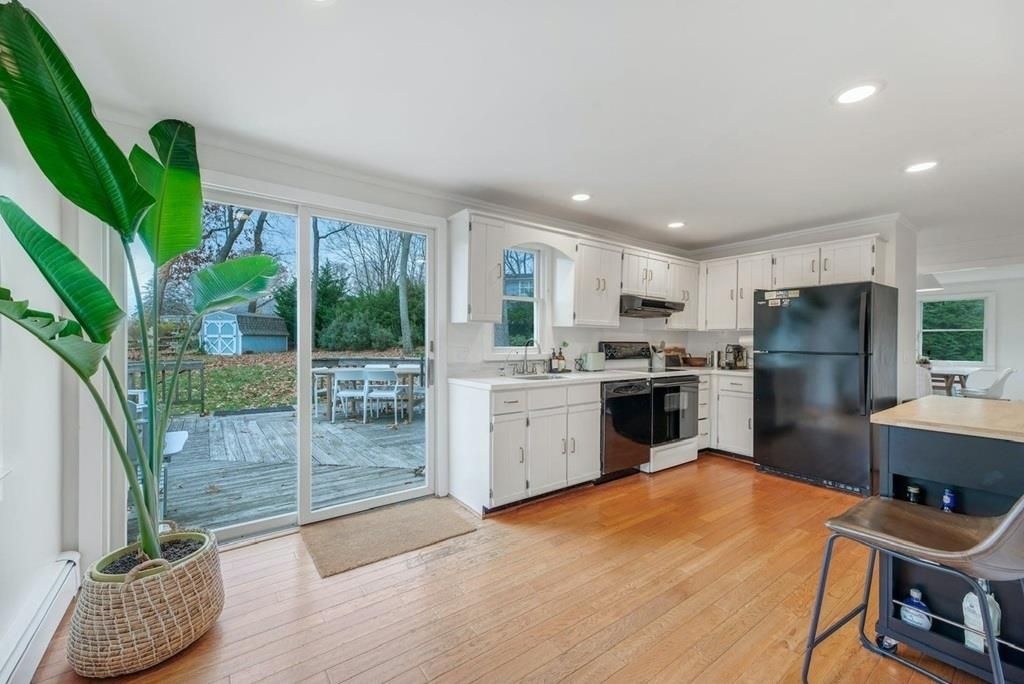 Dining room, Interior, Kitchen, Recessed Lighting, Stainless Steel Appliances, Wood Texture Flooring