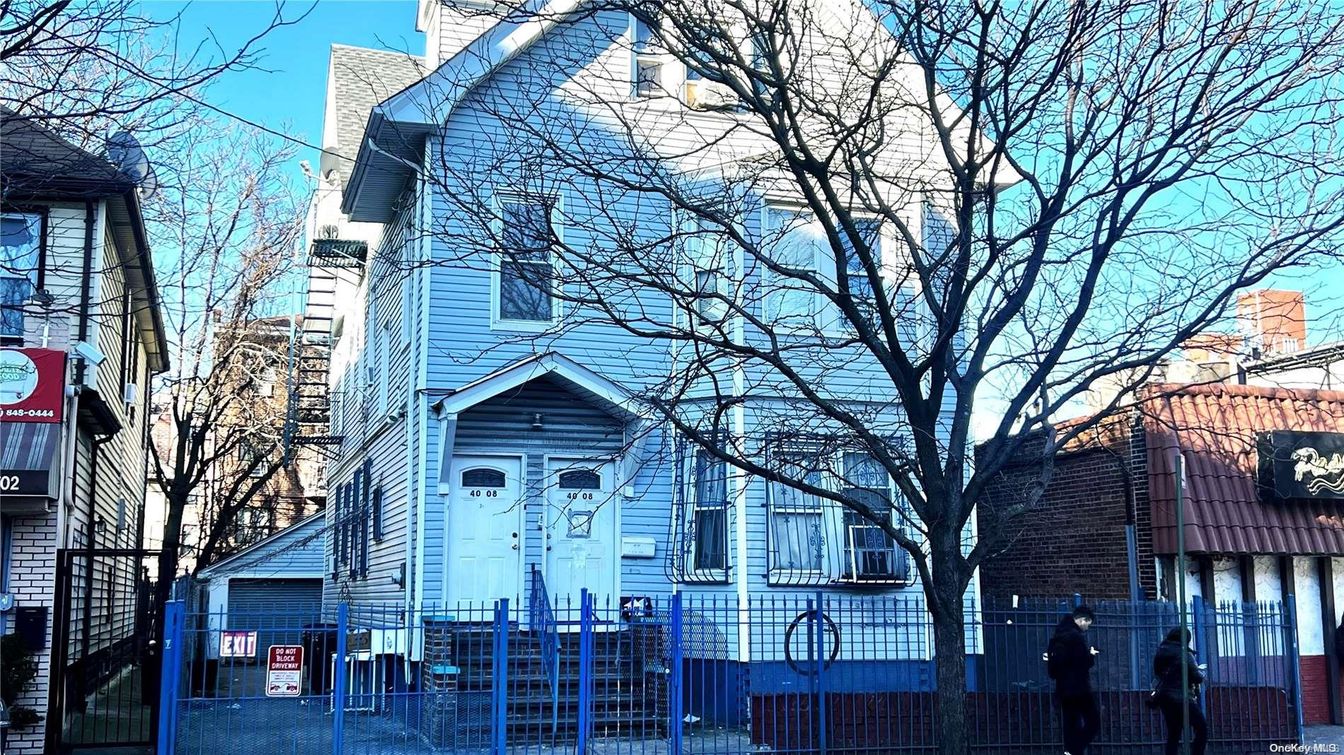 Exterior, Facade, Brick Facade, Queen Anne Victorian