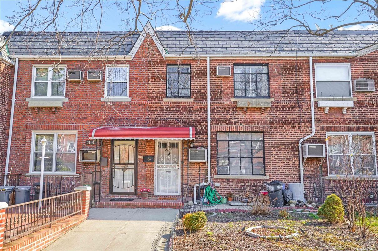 Exterior, Facade, Brick Facade, Rowhouse