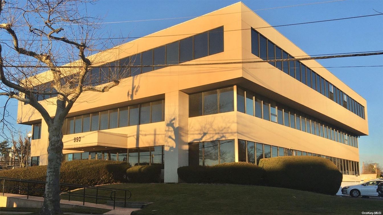 Exterior, Facade, Modern