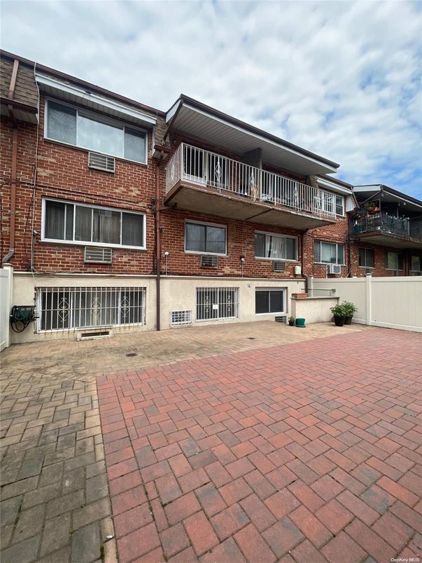 Exterior, Facade, Brick Facade, Rowhouse