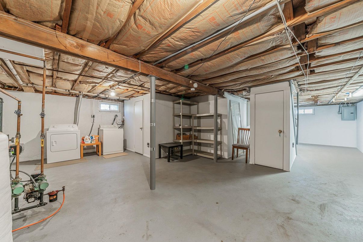 Interior, Washer, Wooden Beams