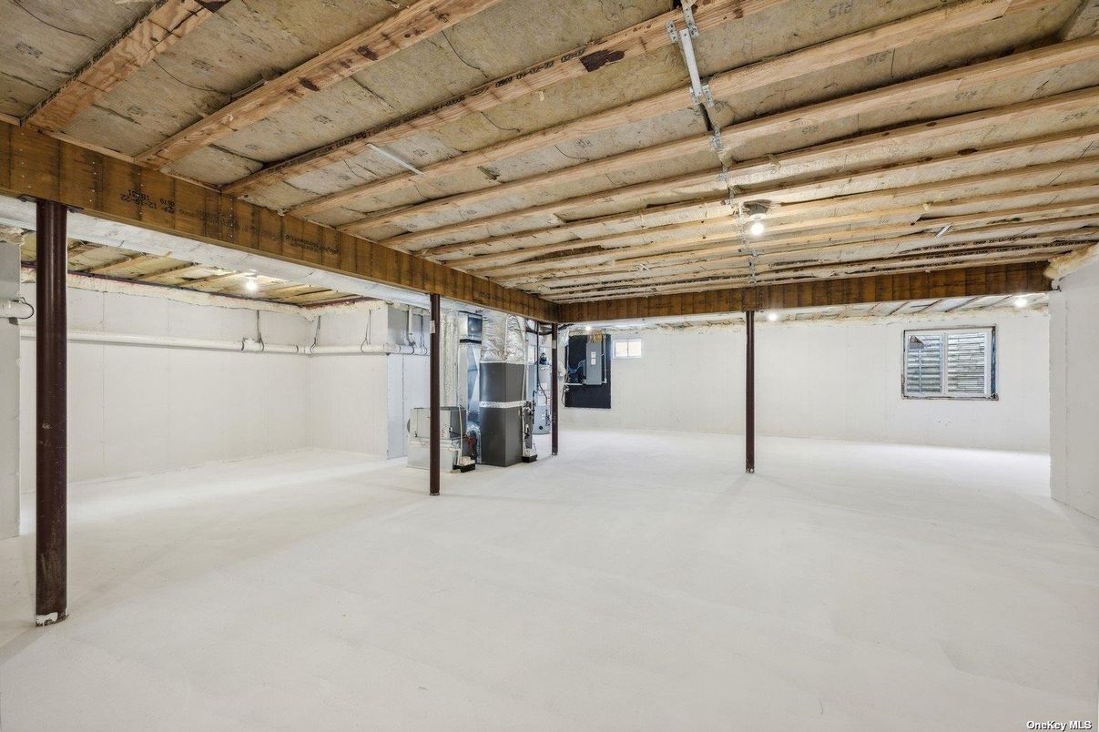 Empty room, Interior, Wooden Beams, Wooden Ceilings