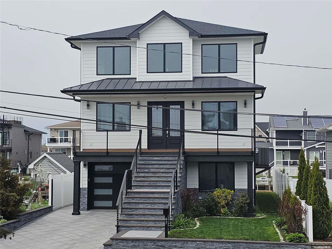 Attached, Exterior, Facade, Modern