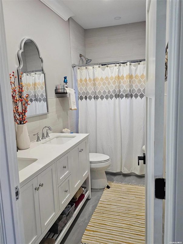 Bathroom, Dual Sink Vanities, Interior