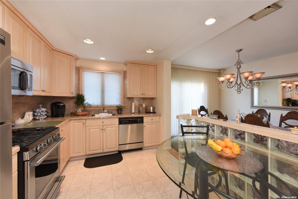Chandelier, Dining room, Interior, Kitchen, Recessed Lighting, Stainless Steel Appliances