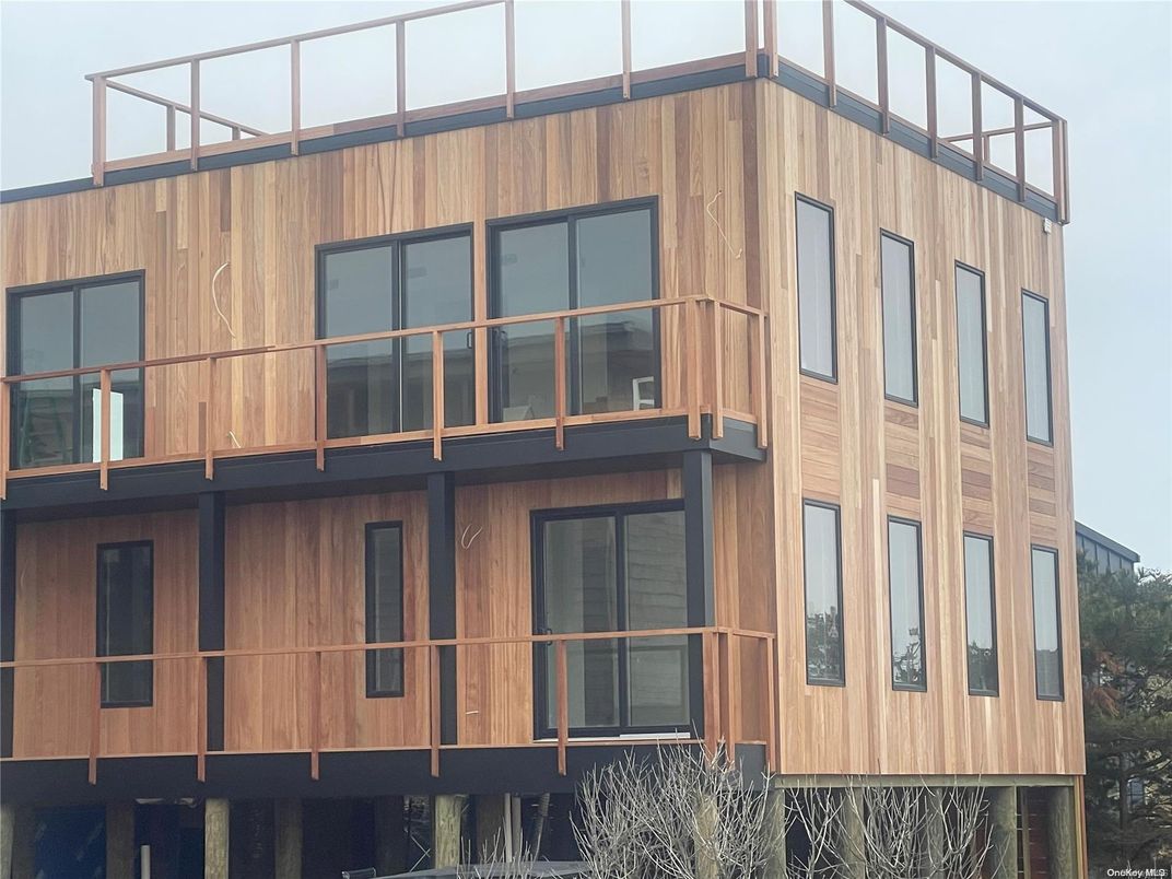 Exterior, Facade, Modern