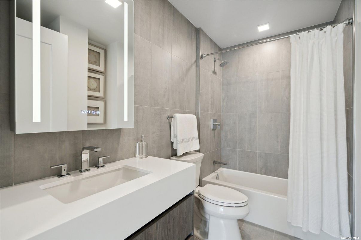 Bathroom, Interior, Recessed Lighting