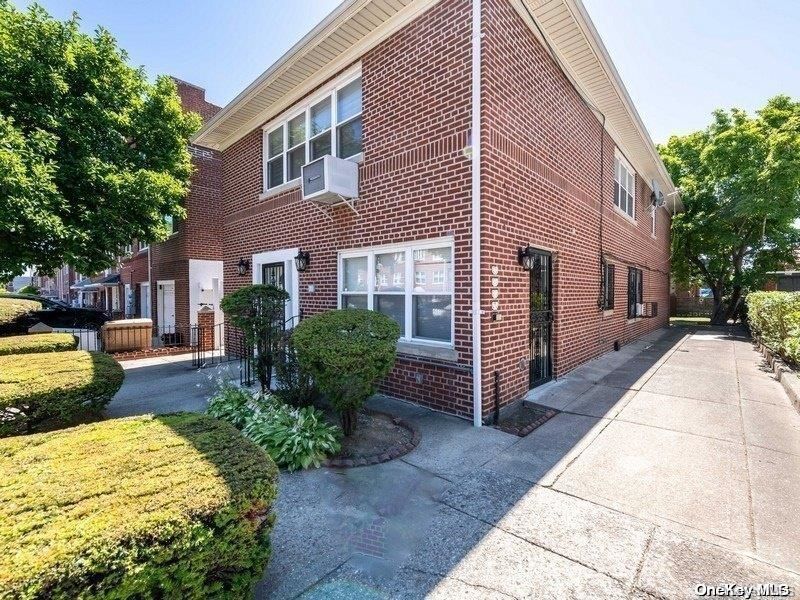 Exterior, Facade, Brick Facade, Rowhouse