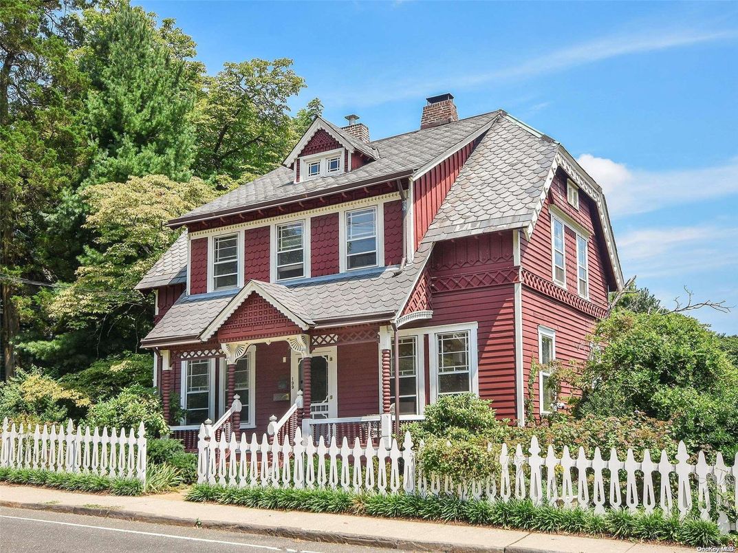 Exterior, Facade, Queen Anne Victorian