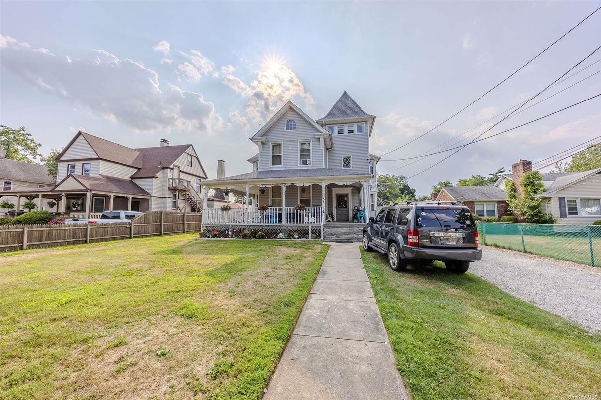Backyard, Exterior, Facade, Queen Anne Victorian