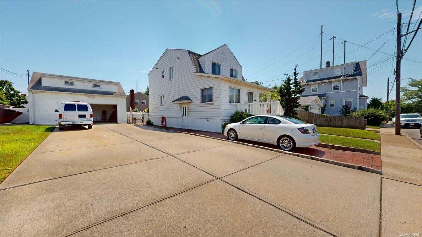 Attached, Exterior, Facade, Rowhouse