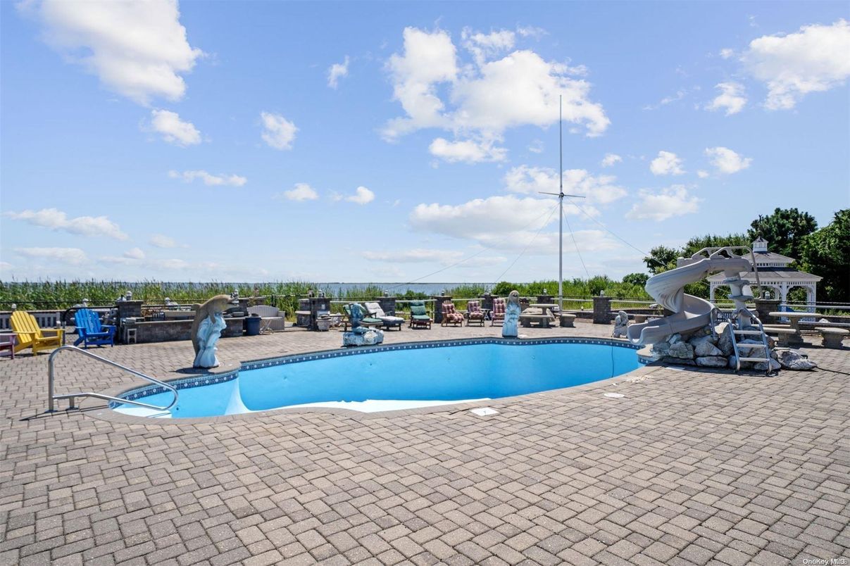 Exterior, Playground, Pool
