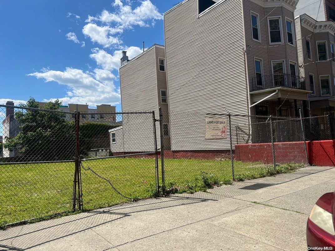 Exterior, Facade, Rowhouse
