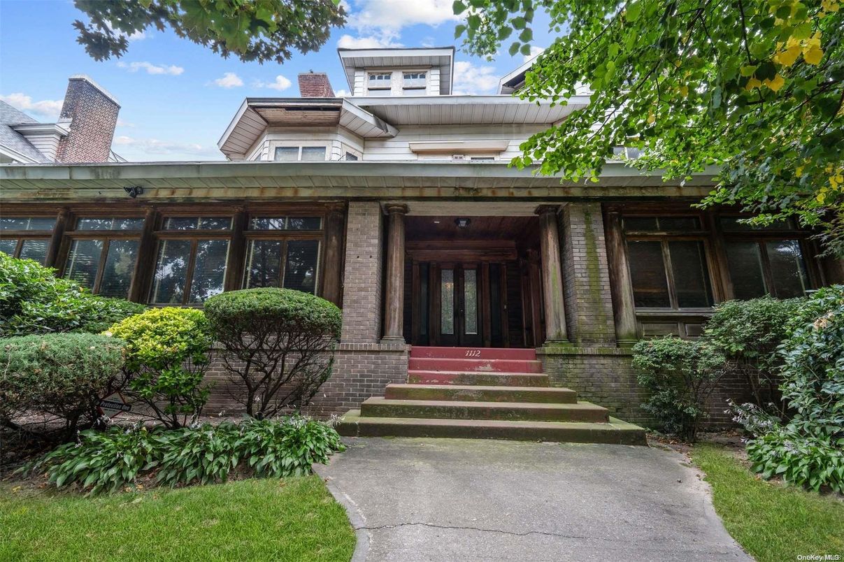 Exterior, Facade, Brick Facade, American Foursquare