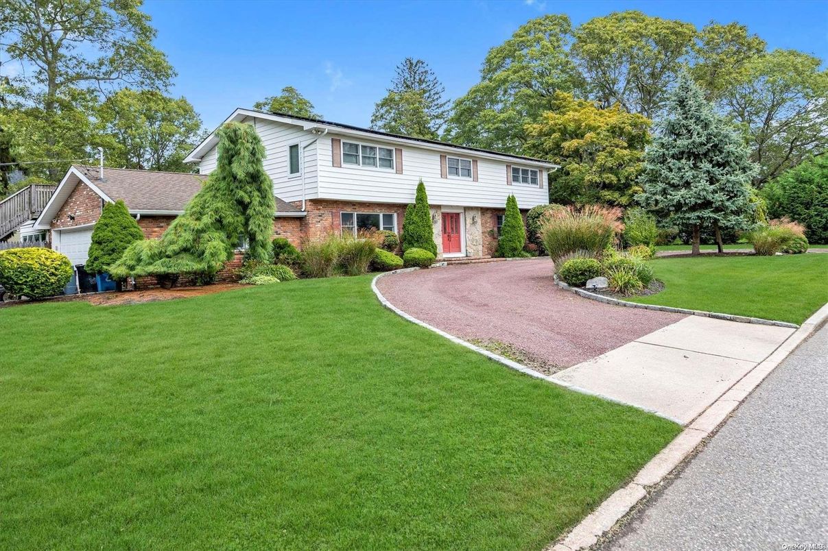 Attached, Exterior, Facade, Brick Facade, Split Level