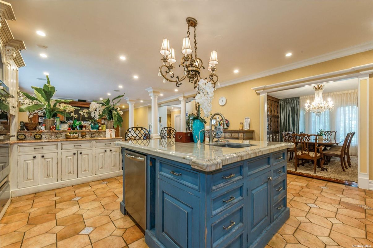 Chandelier, Dining room, Interior, Kitchen, Recessed Lighting, Stainless Steel Appliances