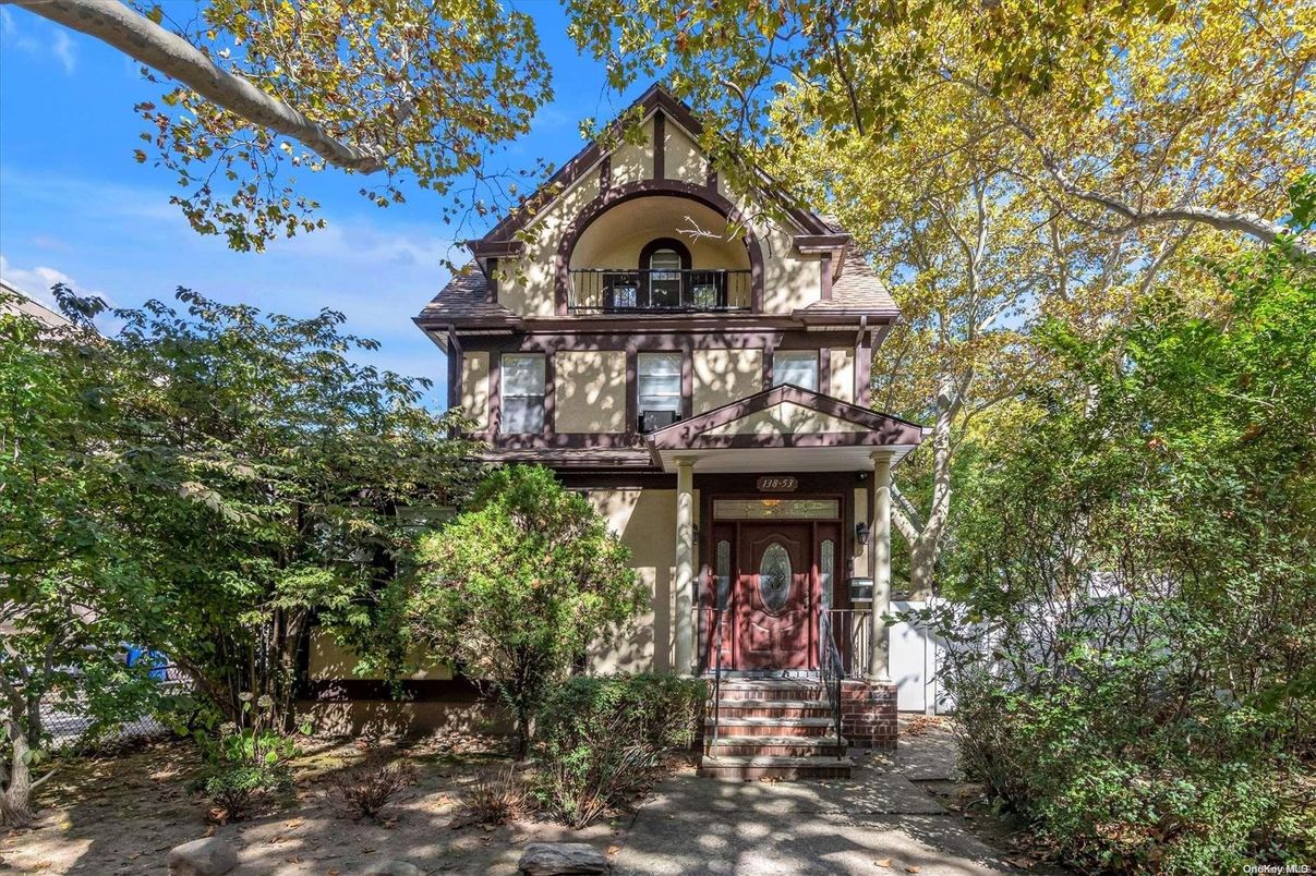 Exterior, Facade, Queen Anne Victorian