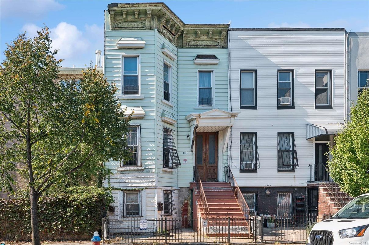 Exterior, Facade, Rowhouse