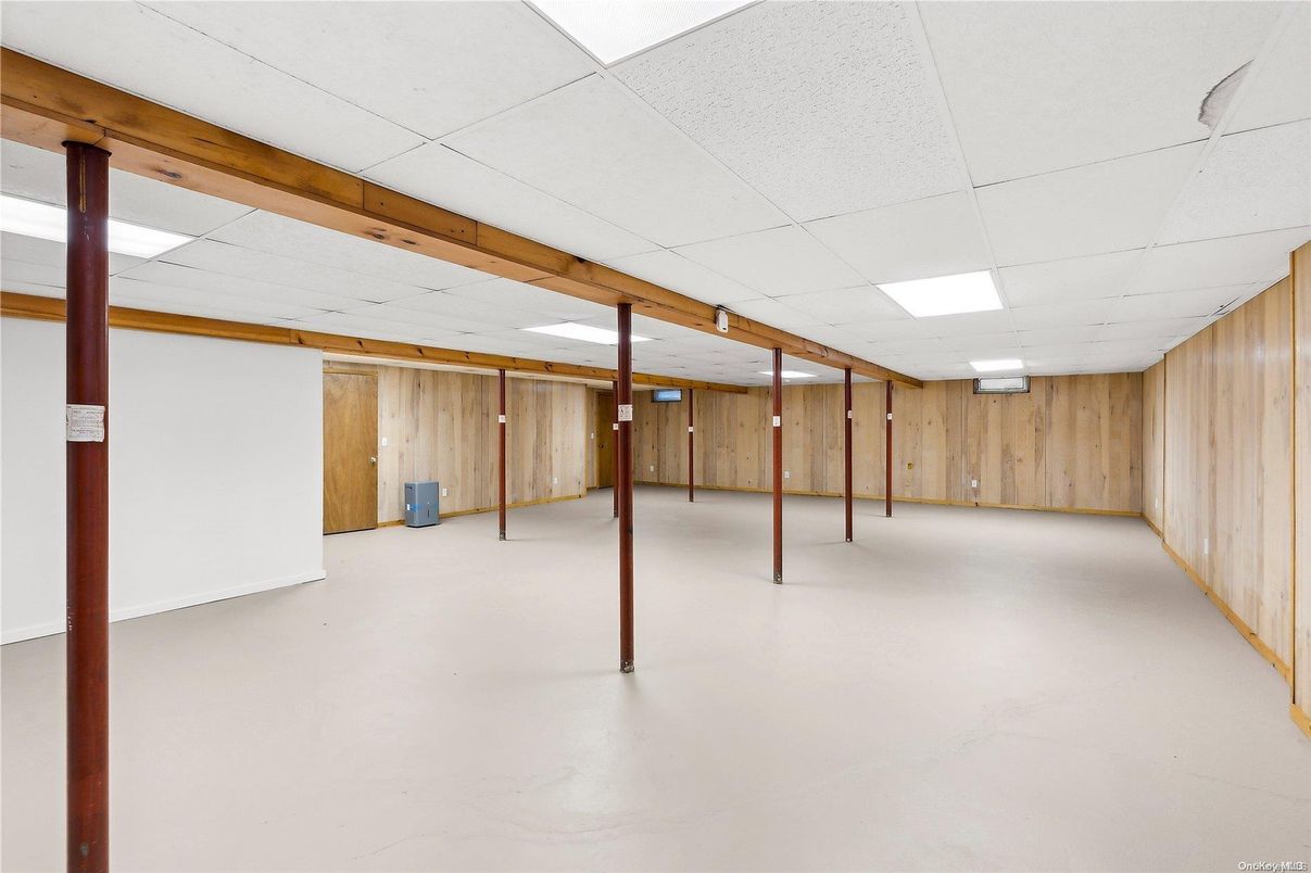 Empty room, Interior, Recessed Lighting, Wooden Beams, Wooden Walls