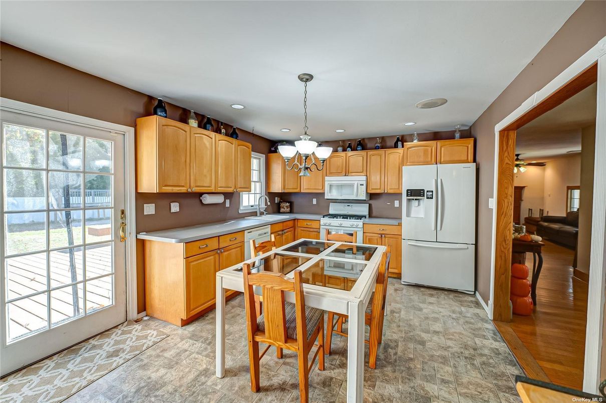 Chandelier, Dining room, Interior, Kitchen, Recessed Lighting, Wood Texture Flooring