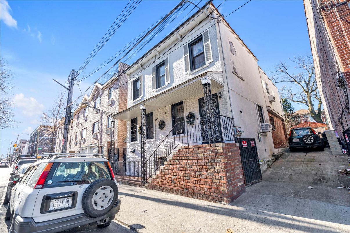 Exterior, Facade, Brick Facade, Rowhouse