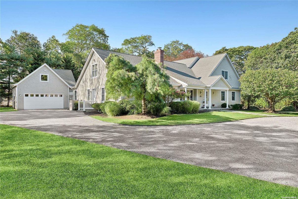 Attached, Exterior, Facade, Farmhouse