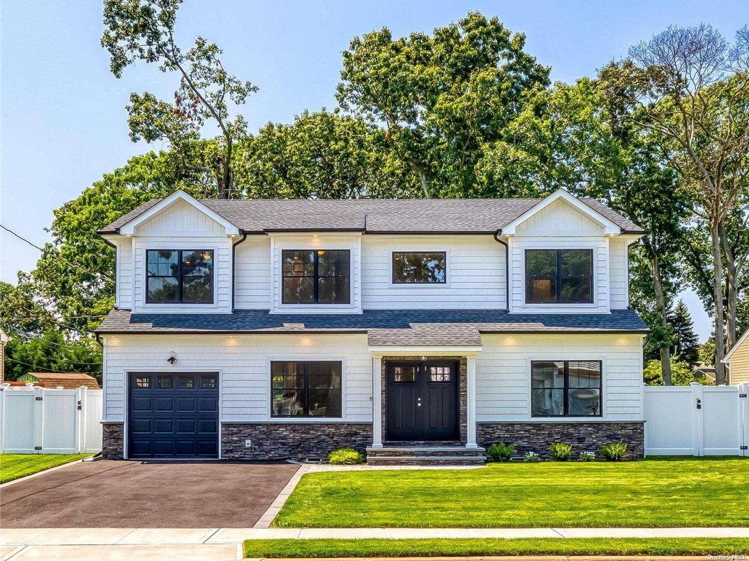Attached, Exterior, Facade, Farmhouse