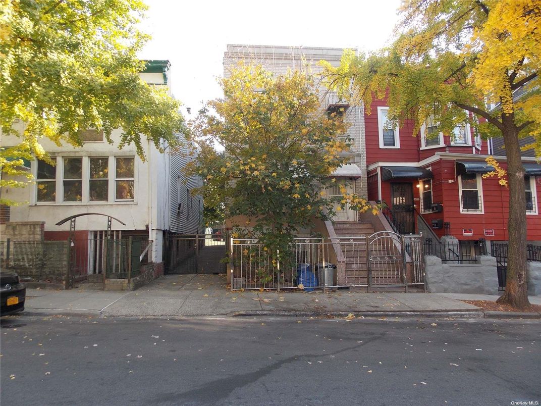 Exterior, Facade, Rowhouse