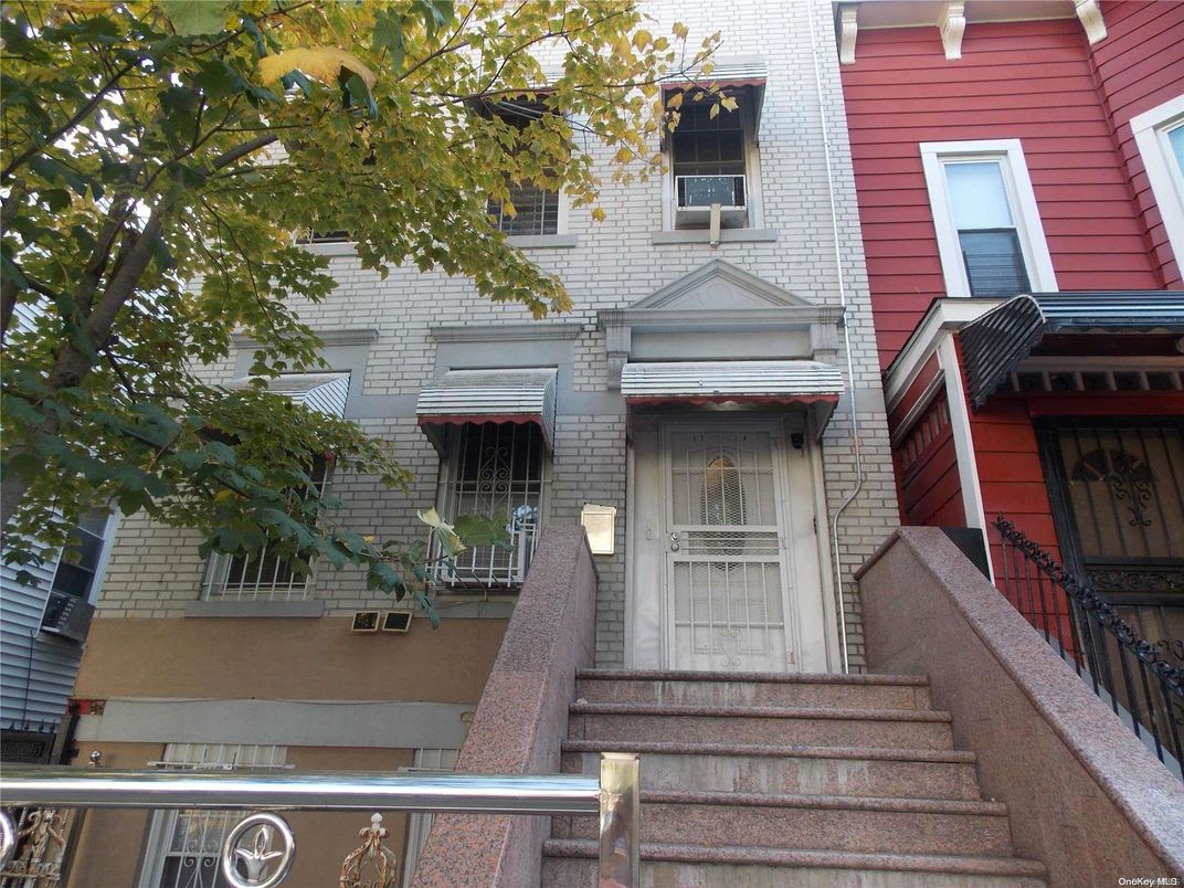 Exterior, Facade, Rowhouse