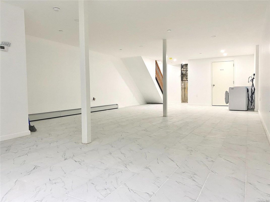 Empty room, Interior, Marble, Recessed Lighting, Washer
