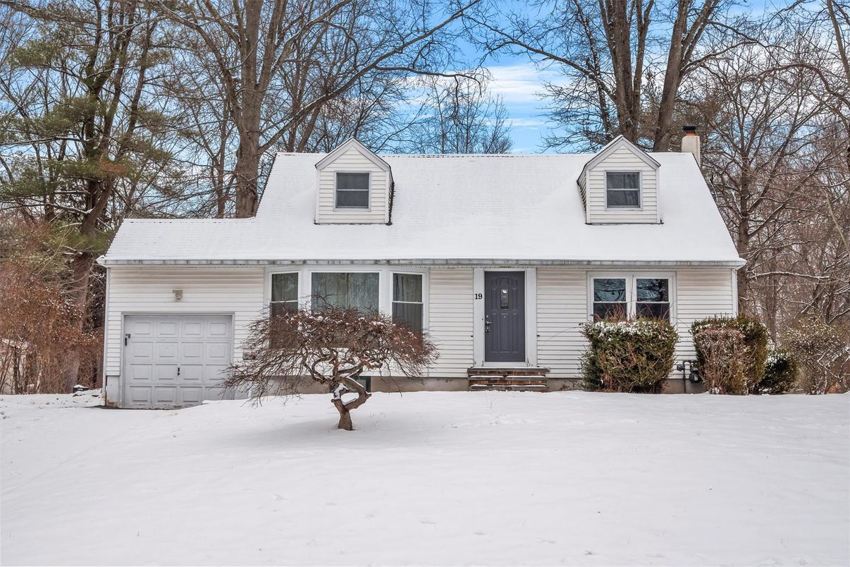 Attached, Exterior, Facade, Cape Cod