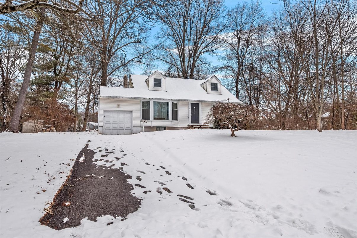 Attached, Exterior, Facade, Cape Cod