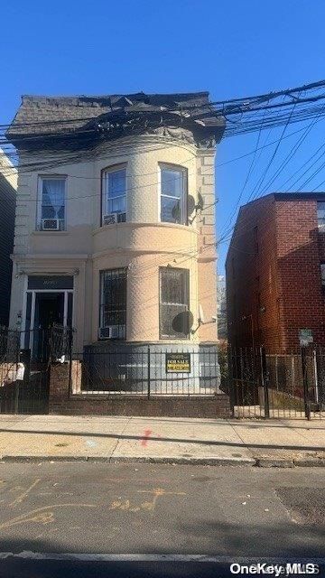 Exterior, Facade, Brick Facade, Rowhouse