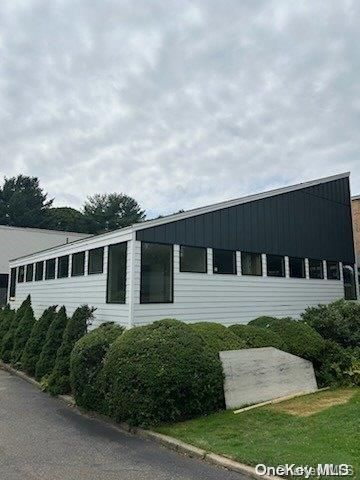 Exterior, Facade, Ranch