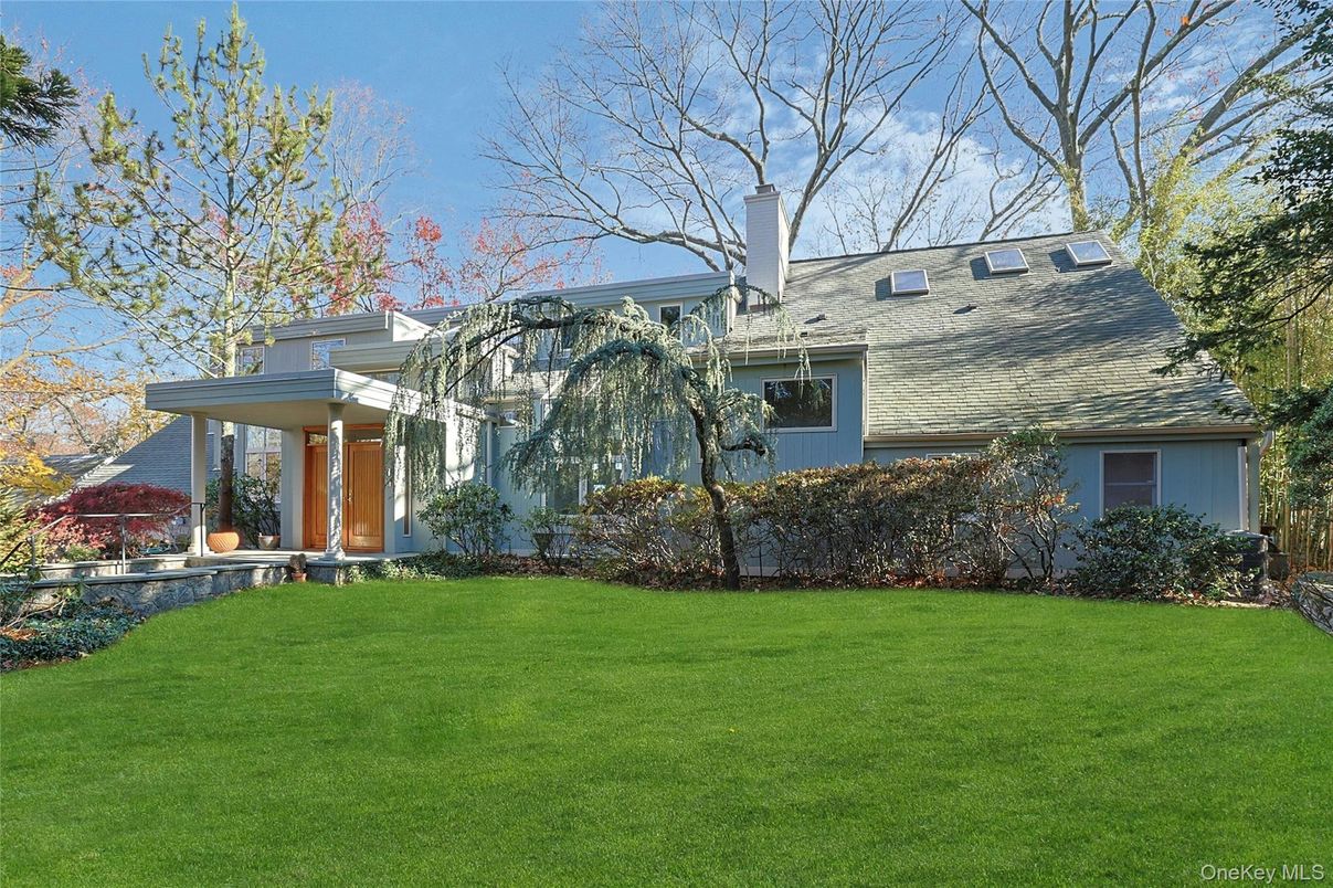 Exterior, Facade, Split Level