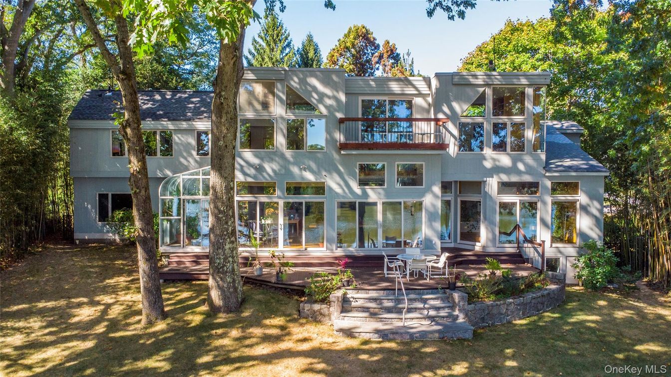 Exterior, Facade, Modern