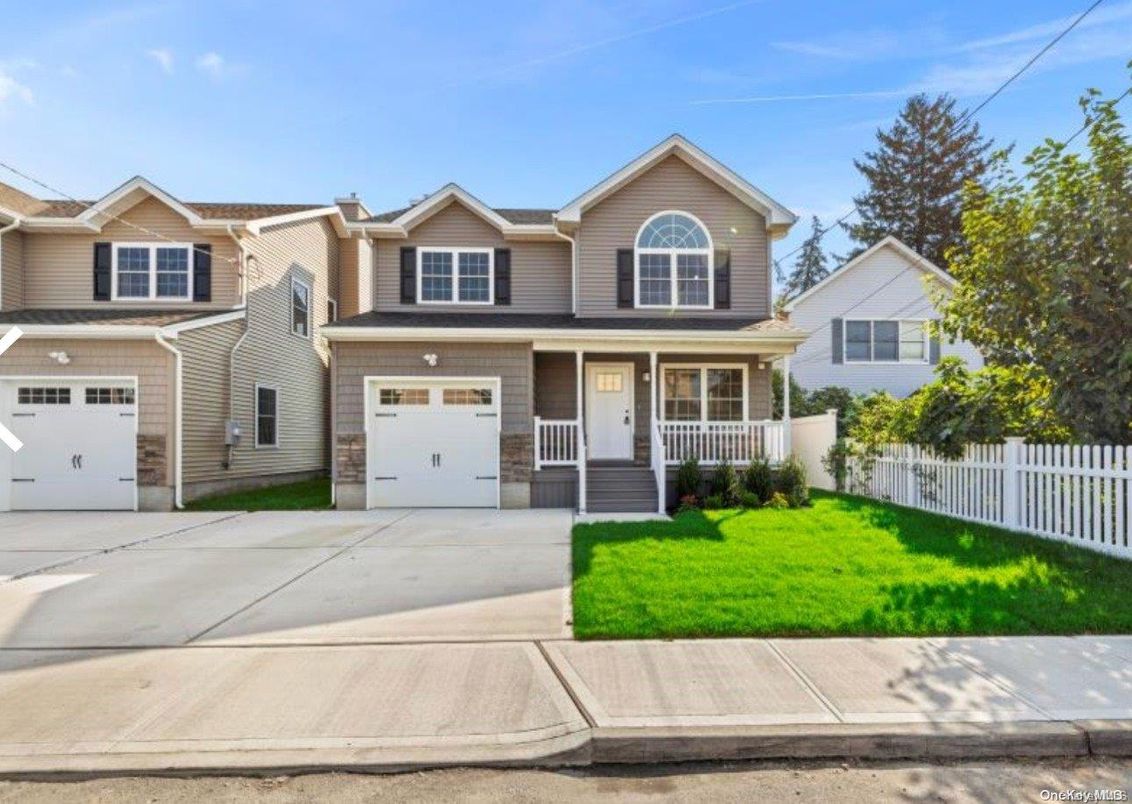 Attached, Exterior, Facade, American Craftsman