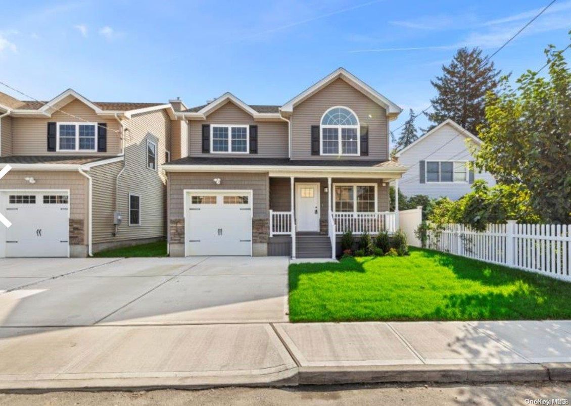 Attached, Exterior, Facade, American Craftsman