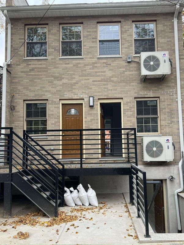 Exterior, Facade, Rowhouse