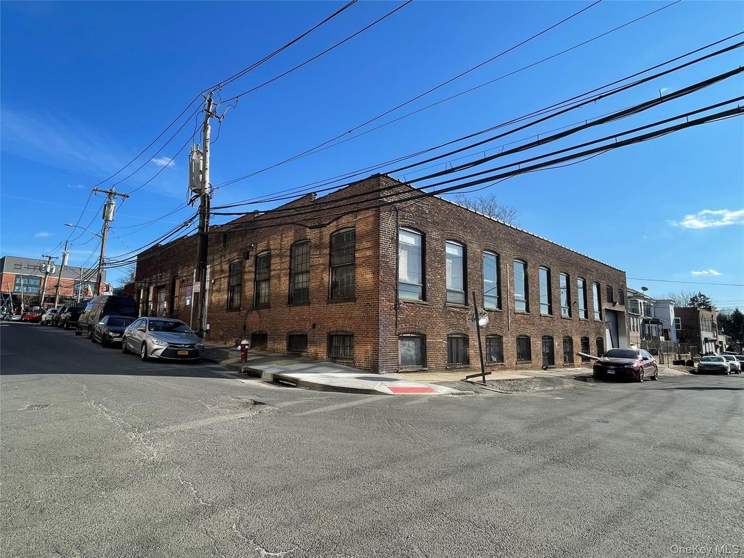 Exterior, Facade, Brick Facade, Chicago School