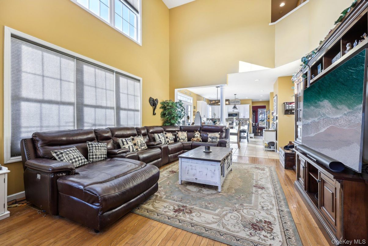 Interior, Living room, Pendant Lights, Recessed Lighting, Wood Texture Flooring
