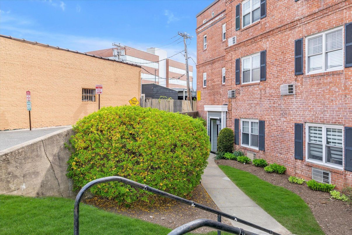 Exterior, Facade, Brick Facade, Rowhouse