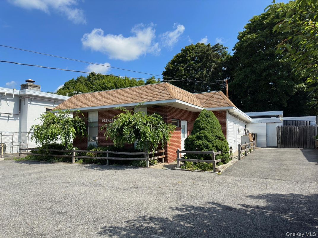 Exterior, Facade, Brick Facade, Ranch