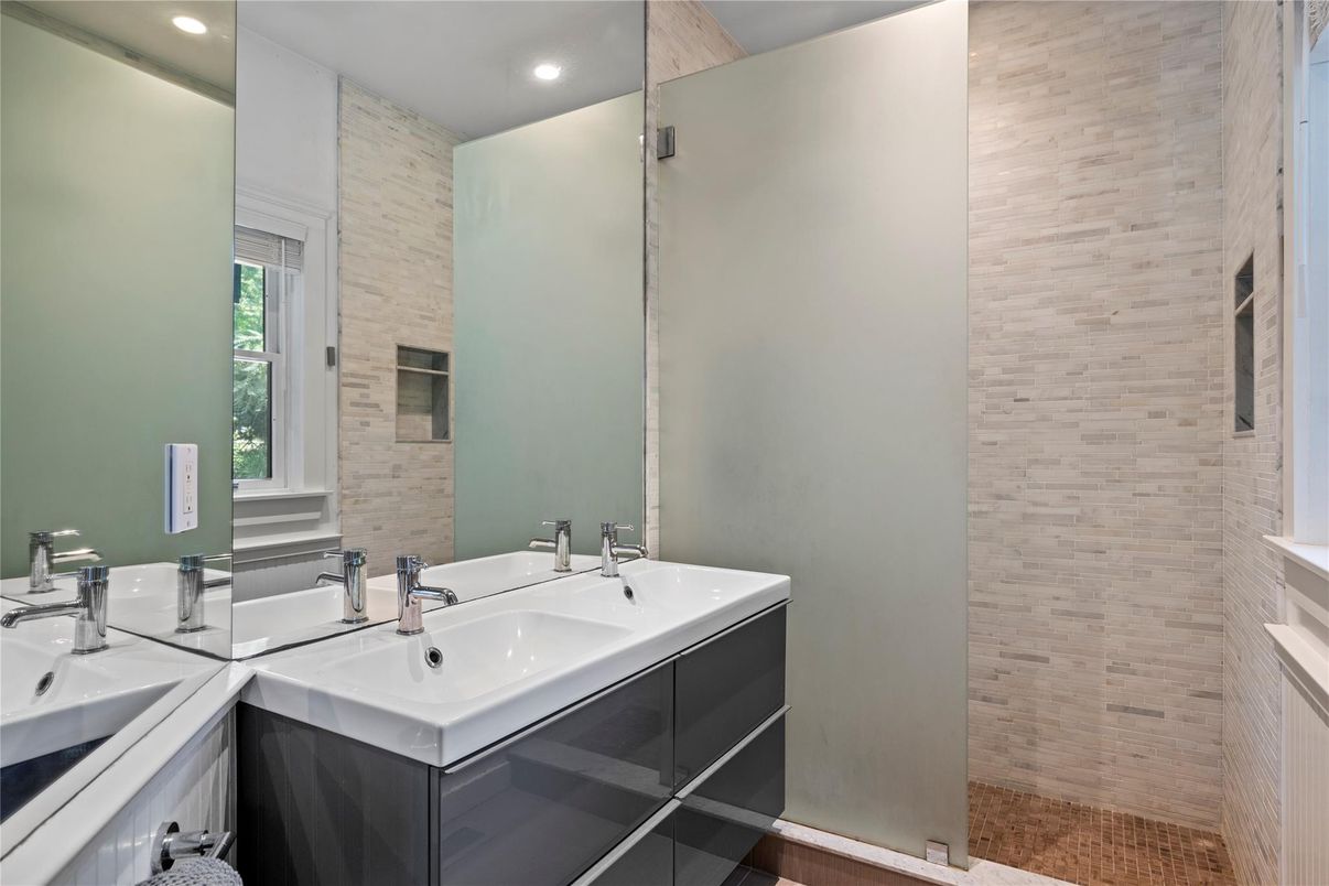 Bathroom, Dual Sink Vanities, Interior, Recessed Lighting